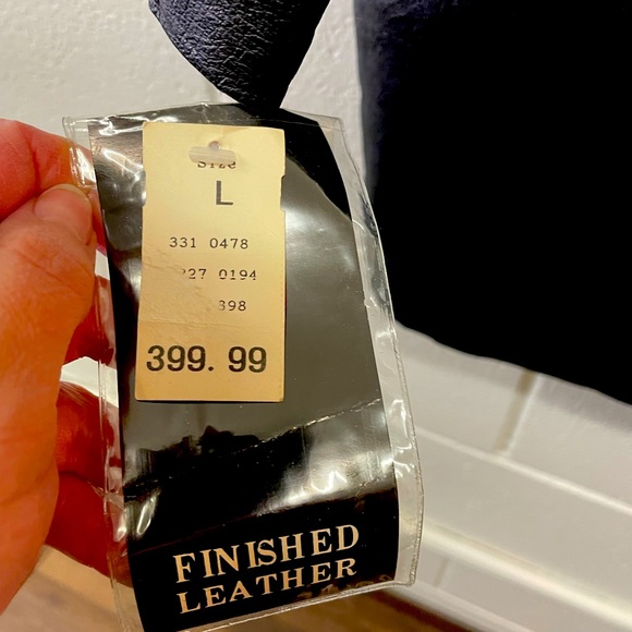 Stunning vintage leather jacket. Pictures do not do this piece justice.Gorgeous - Picture 1 of 5